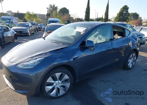 2023 Tesla Model Y Awd/Long Range Dual Motor All-Wheel Drive z USA, uszkodzony, nr VIN 7SAYGDEE6PA039892